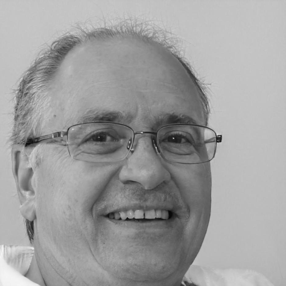 Retrato profesional de Eliseo Ramírez, Director de Estrategia Financiera
